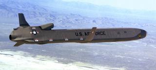 Illustration for article titled This is how they load nuclear cruise missiles on a B-52 Stratofortress